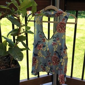 Keyhole flowy top
